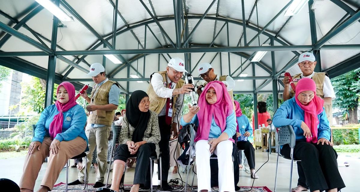 Bakti Merah Putih Manjakan Lansia Lewat Program Terapi Gratis