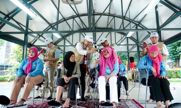 Bakti Merah Putih Manjakan Lansia Lewat Program Terapi Gratis