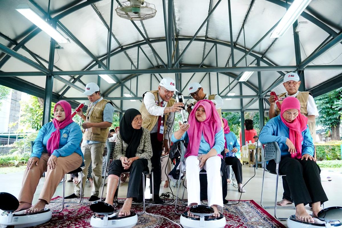 Bakti Merah Putih Manjakan Lansia Lewat Program Terapi Gratis