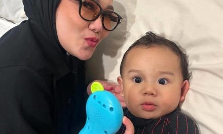 Reza Artamevia Tampil Hangat Saat Mengasuh Baby Arash