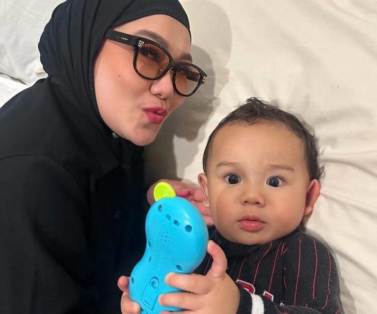 Reza Artamevia Tampil Hangat Saat Mengasuh Baby Arash