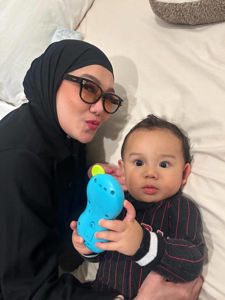 Reza Artamevia Tampil Hangat Saat Mengasuh Baby Arash