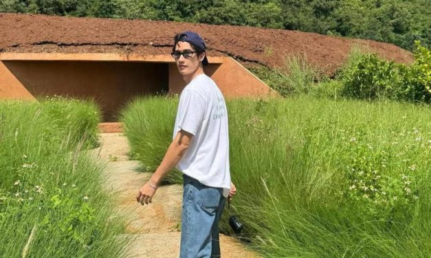Tampil Percaya Diri Dengan Kacamata, Sontek Gaya Tay Tawan