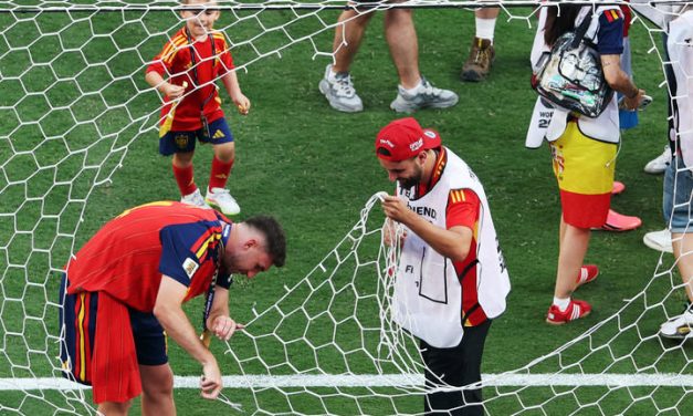 Euforia Juara Spanyol: Tradisi Potong Jaring Yang Penuh Makna