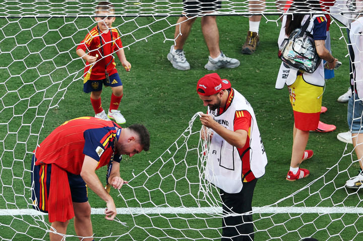 Euforia Juara Spanyol: Tradisi Potong Jaring Yang Penuh Makna