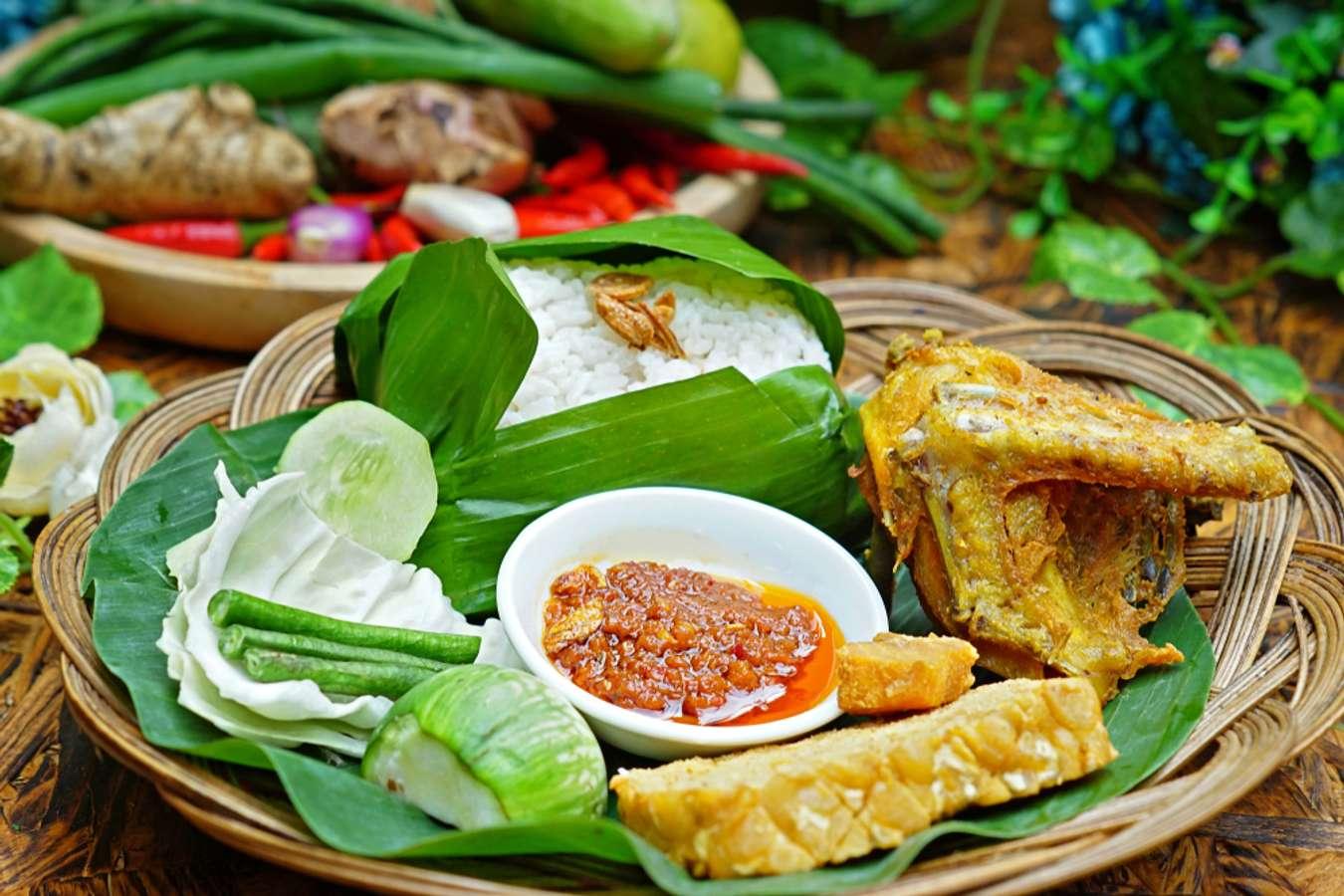 Bikin Lapar! Nasi Timbel Khas Sunda Hadir Dengan Lauk Komplet