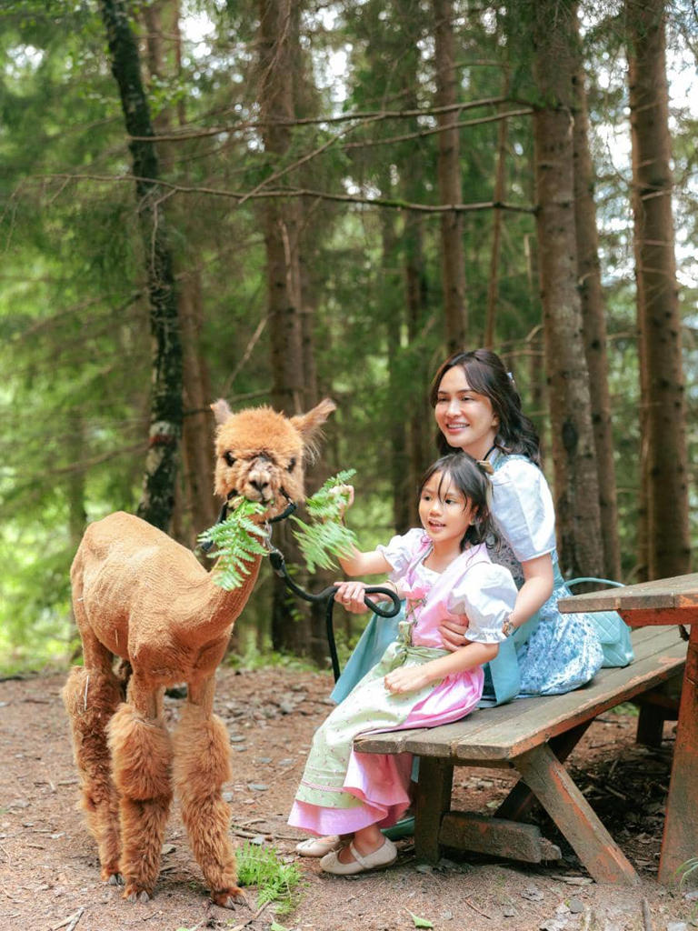Vibes Eropa Klasik! Shandy Aulia & Claire Tampil Stunning